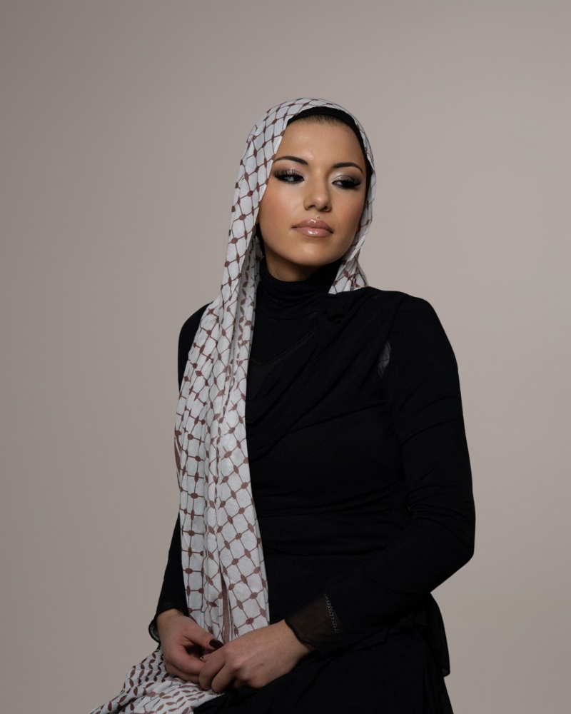 MODEL PRINTED HIJABS